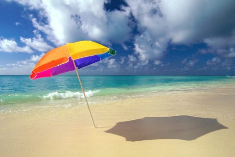 Das Rainbow Umbrella At Beach Wallpaper 480x320