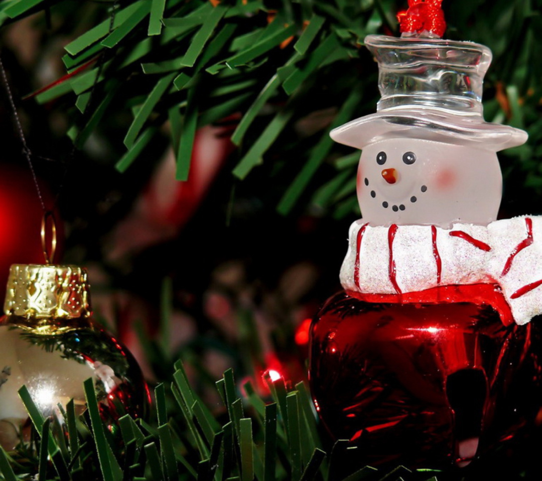 Обои Snowman On The Christmas Tree 1080x960