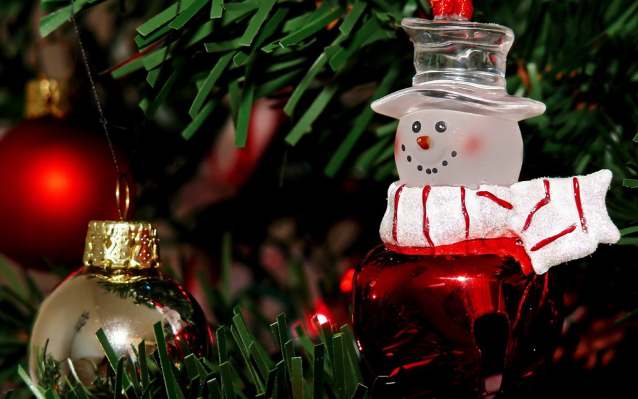 Обои Snowman On The Christmas Tree 1280x800