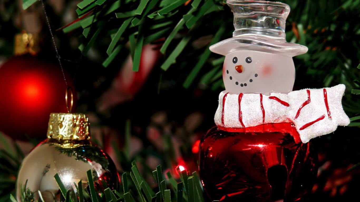 Sfondi Snowman On The Christmas Tree 1366x768