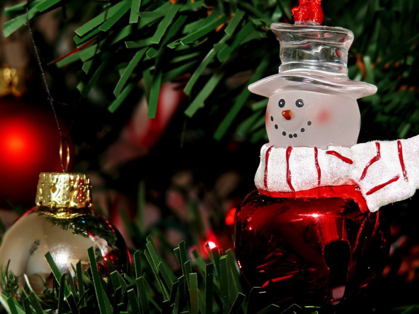 Обои Snowman On The Christmas Tree 1400x1050