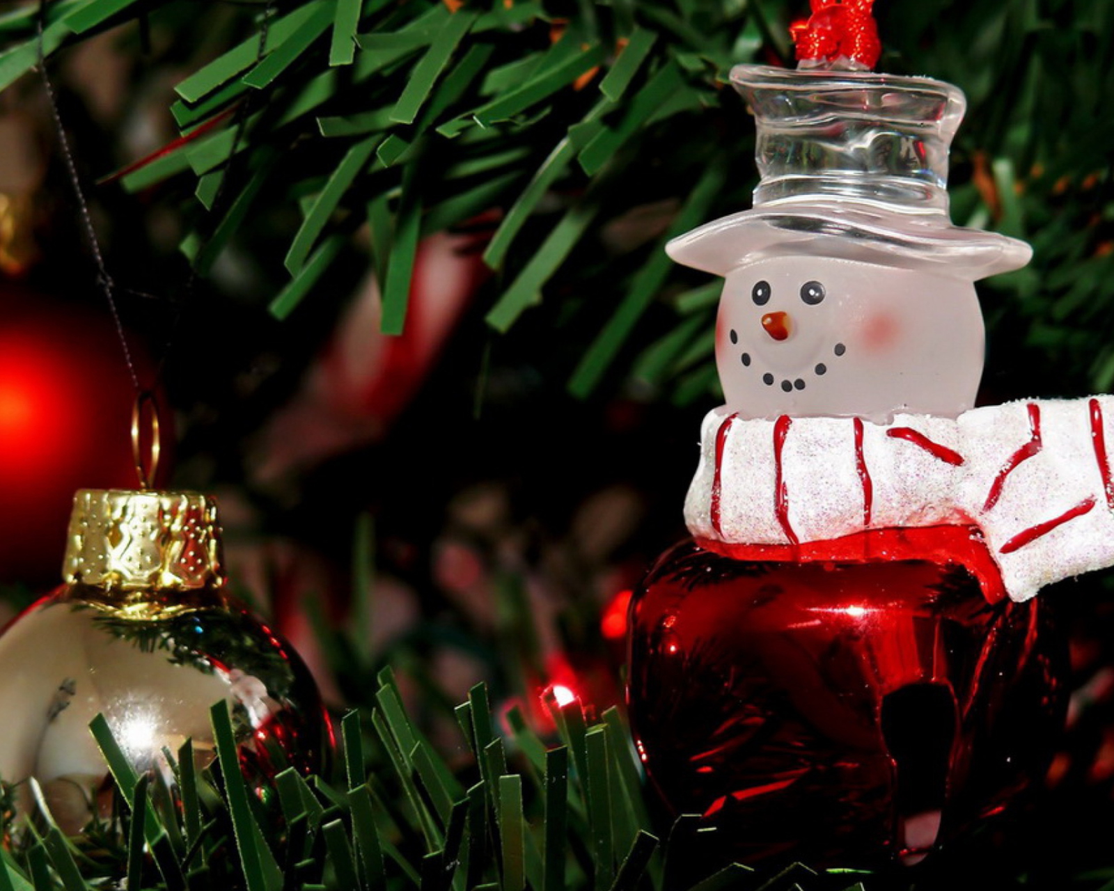 Fondo de pantalla Snowman On The Christmas Tree 1600x1280