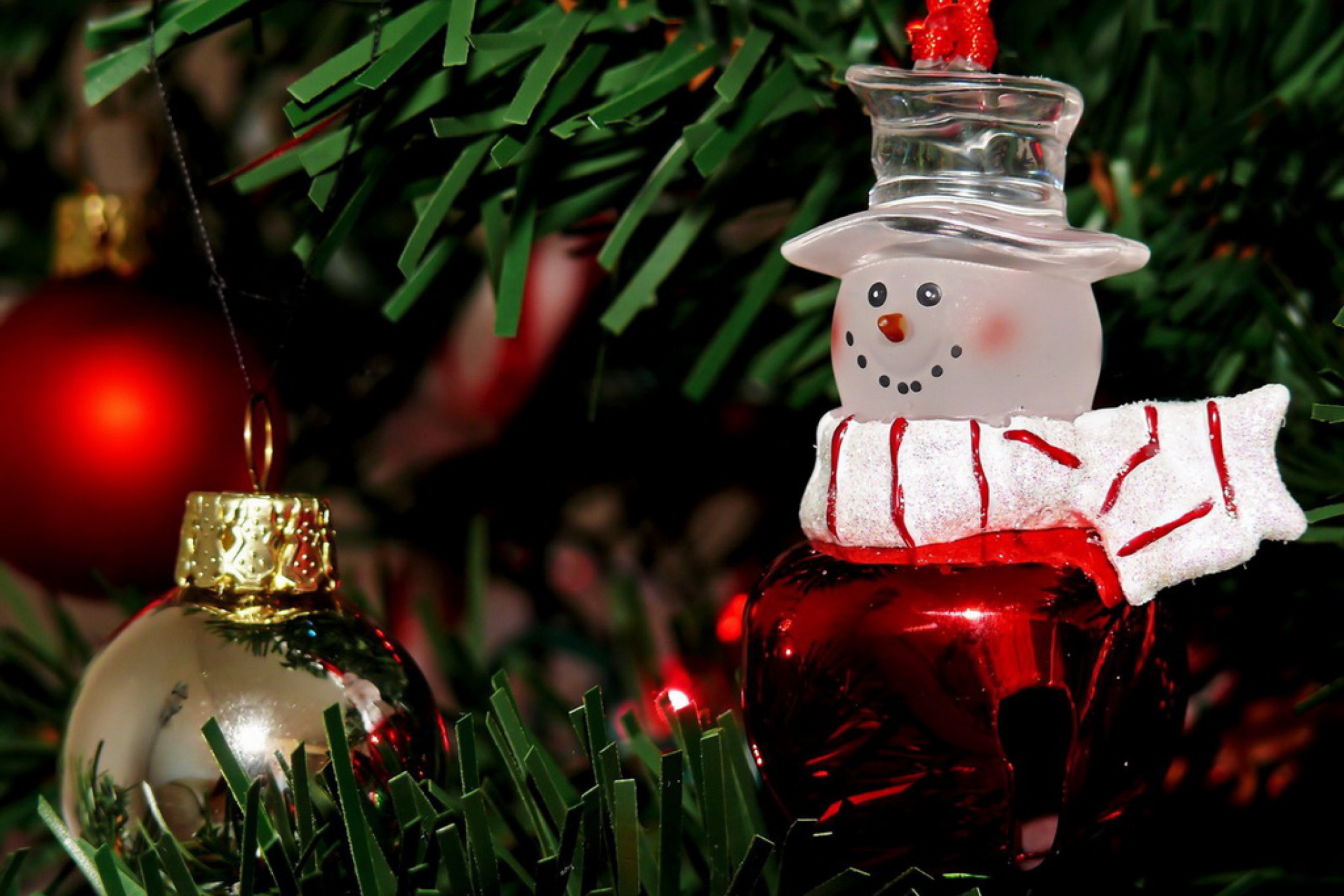 Обои Snowman On The Christmas Tree 2880x1920