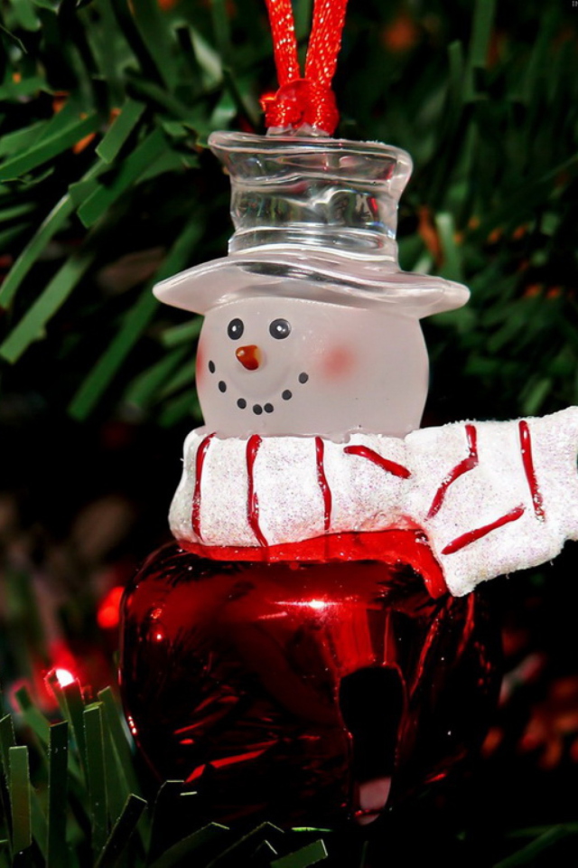 Обои Snowman On The Christmas Tree 640x960