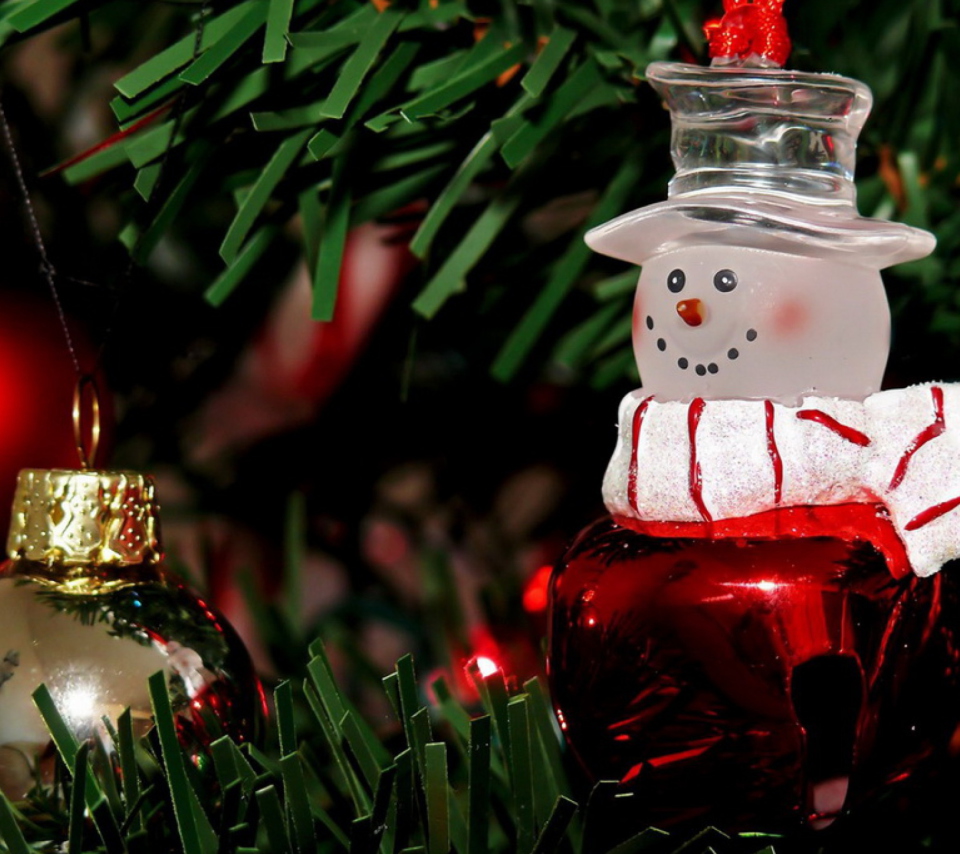 Das Snowman On The Christmas Tree Wallpaper 960x854