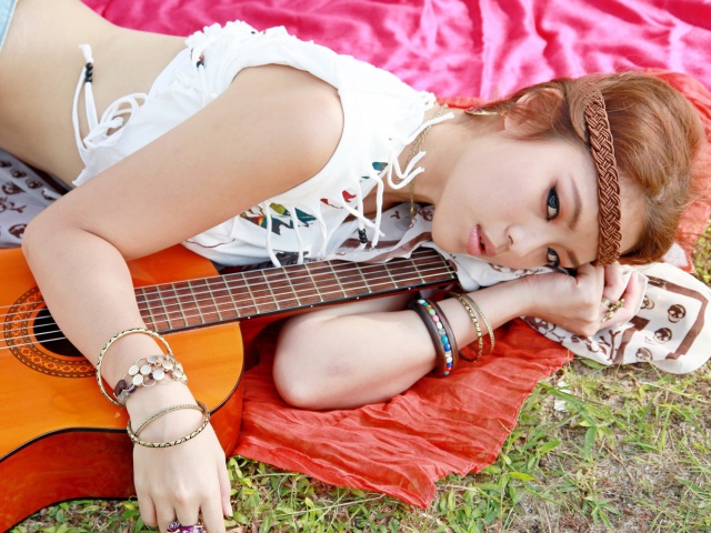 Girl with Guitar wallpaper 640x480