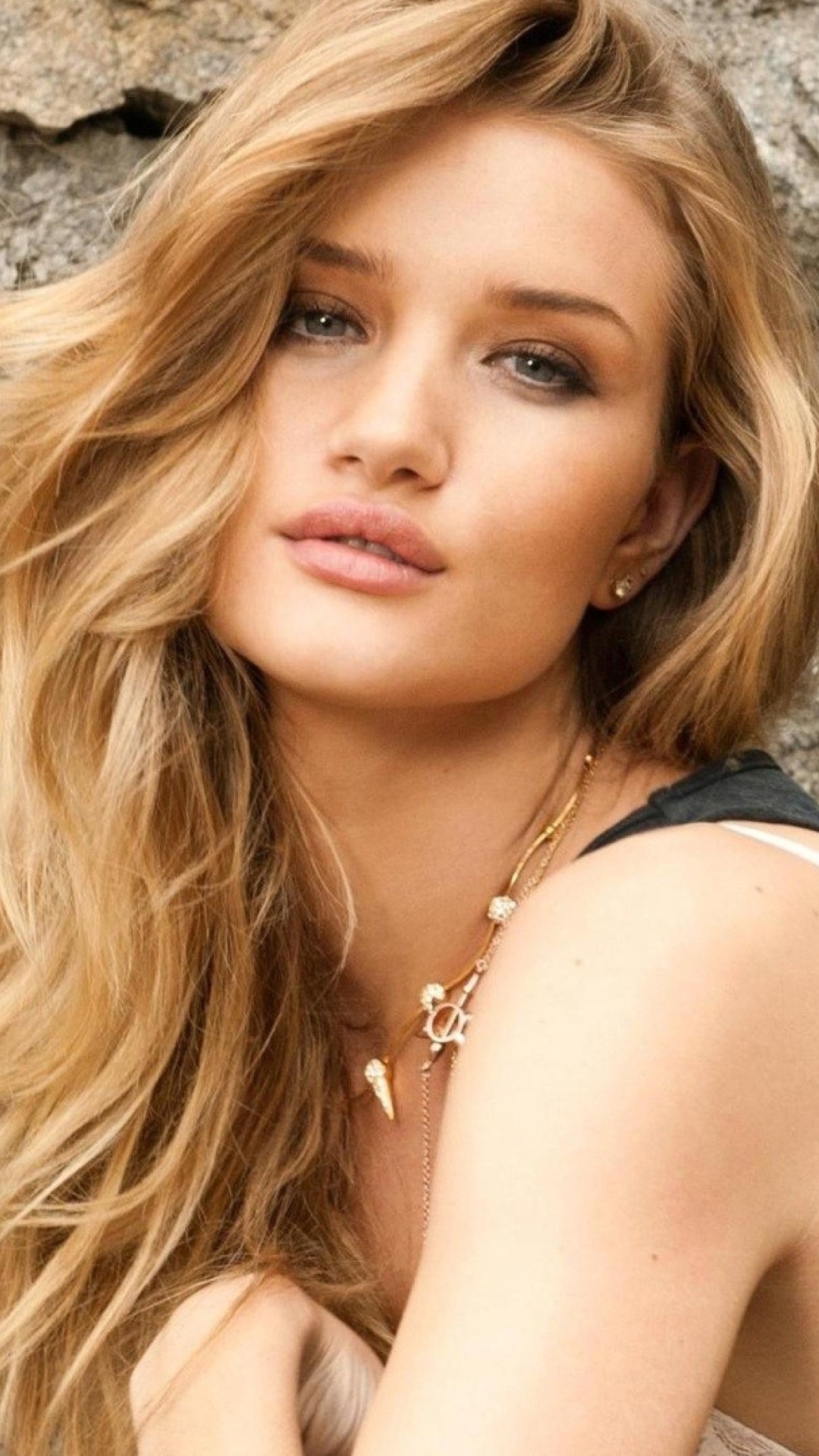 Rosie Huntington Whiteley Model wallpaper 1080x1920