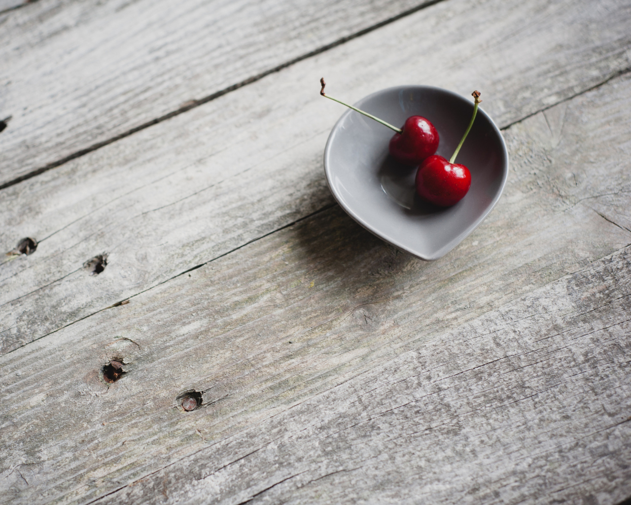 Das Two Red Cherries On Plate On Wooden Table Wallpaper 1280x1024