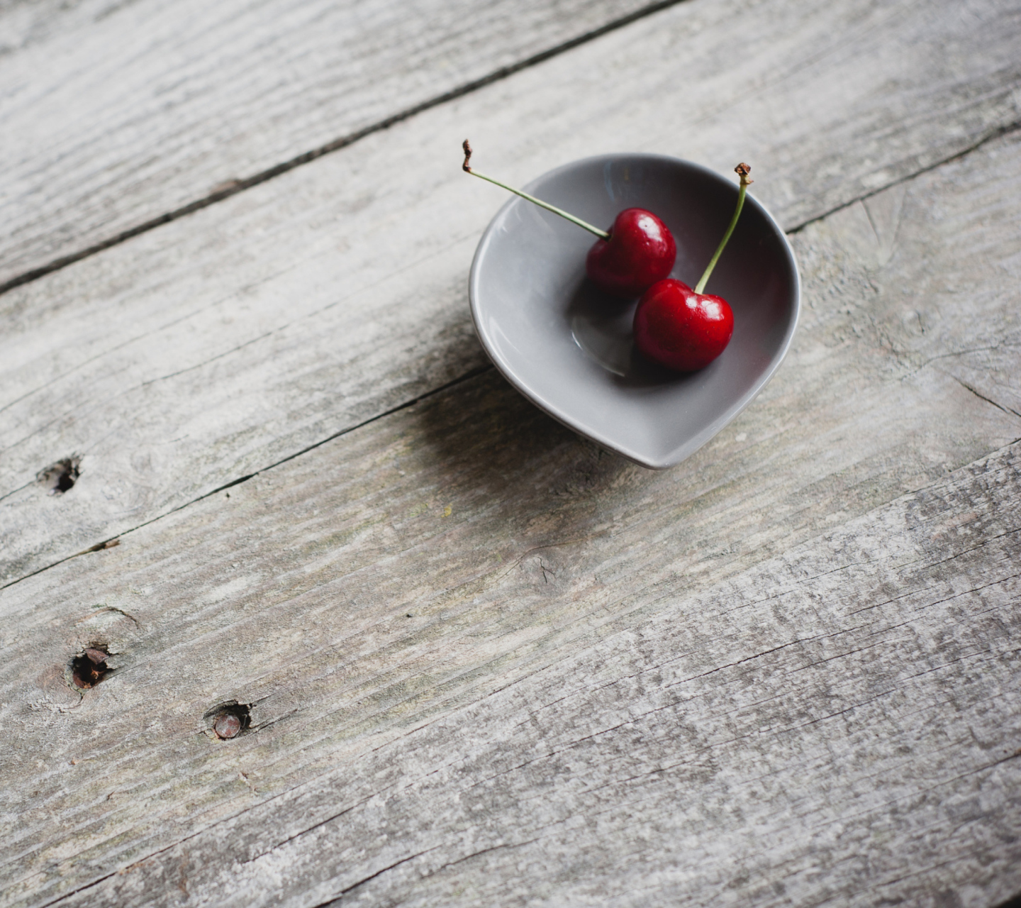 Sfondi Two Red Cherries On Plate On Wooden Table 1440x1280