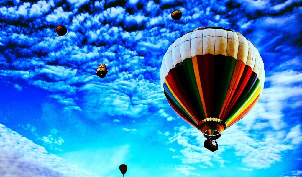 Balloons In Sky wallpaper 1024x600