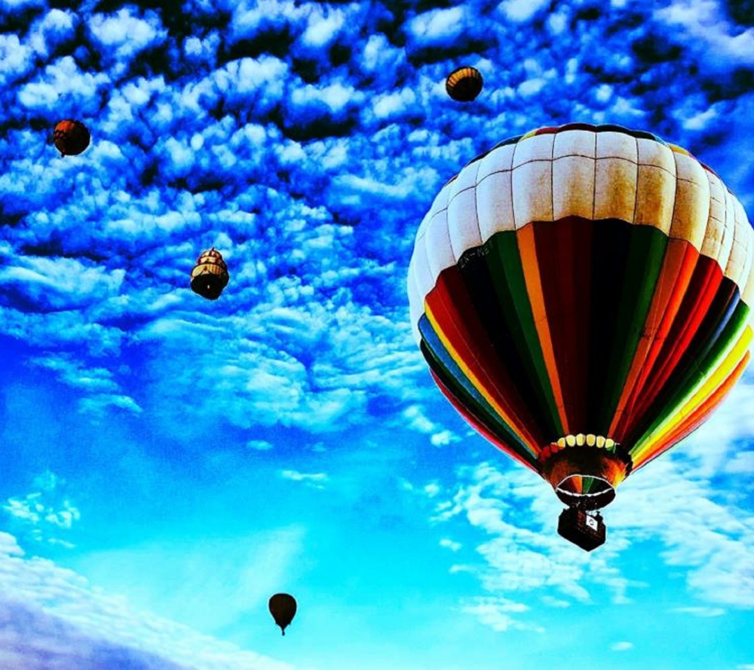 Das Balloons In Sky Wallpaper 1080x960