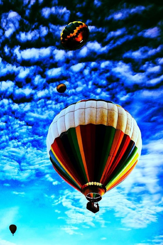 Das Balloons In Sky Wallpaper 640x960