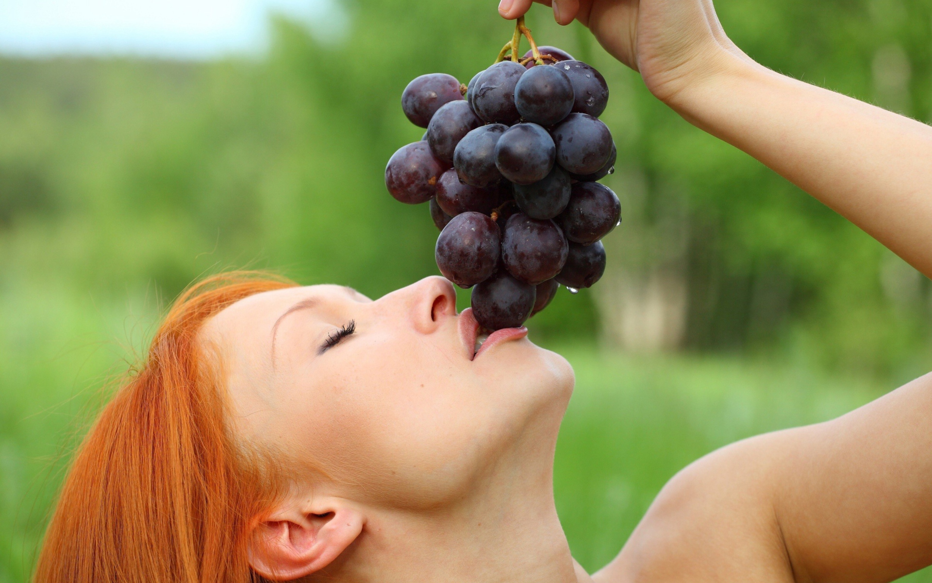 Das Eating Grapes Wallpaper 1920x1200