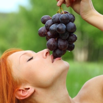 Sfondi Eating Grapes 208x208
