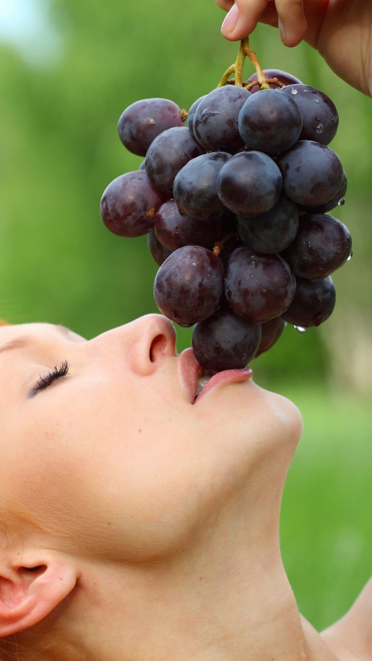 Fondo de pantalla Eating Grapes 750x1334