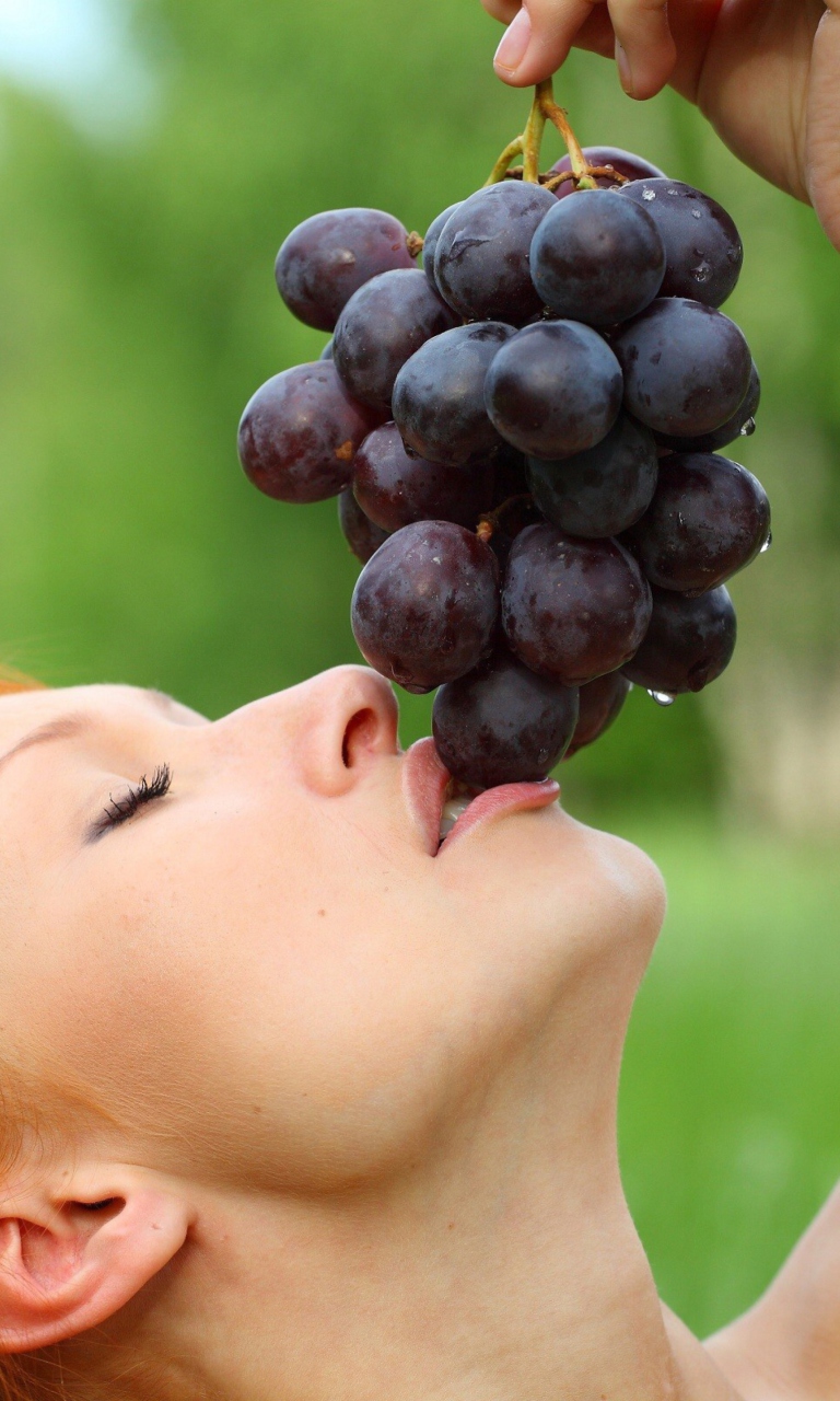 Fondo de pantalla Eating Grapes 768x1280