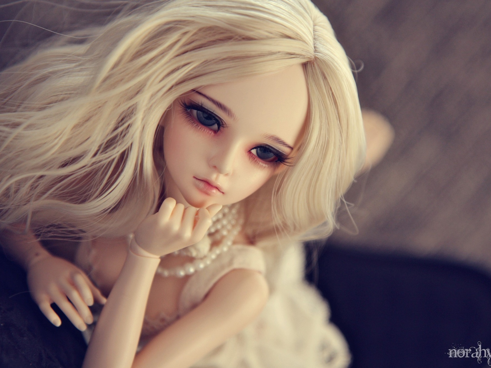Обои Gorgeous Blonde Doll 1600x1200