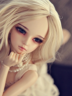 Sfondi Gorgeous Blonde Doll 240x320