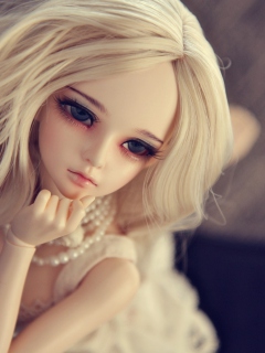 Das Gorgeous Blonde Doll Wallpaper 240x320