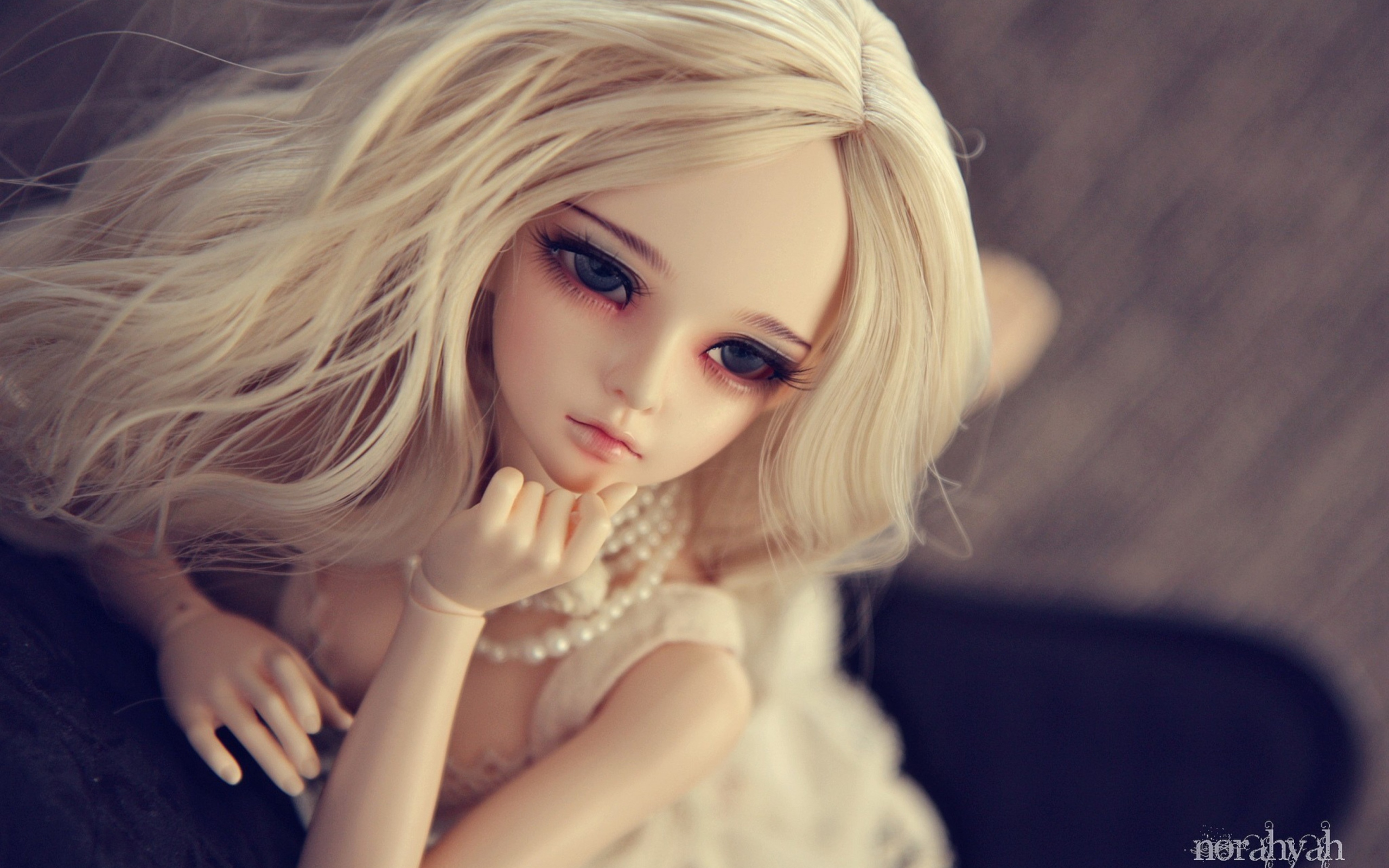 Sfondi Gorgeous Blonde Doll 2560x1600