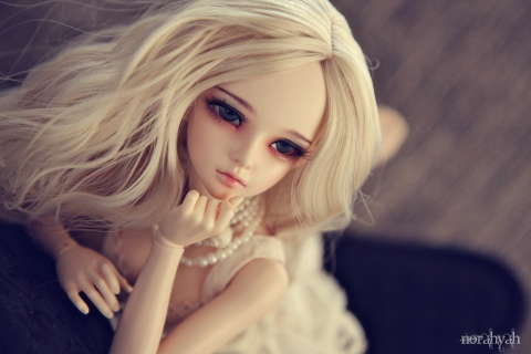 Обои Gorgeous Blonde Doll 480x320