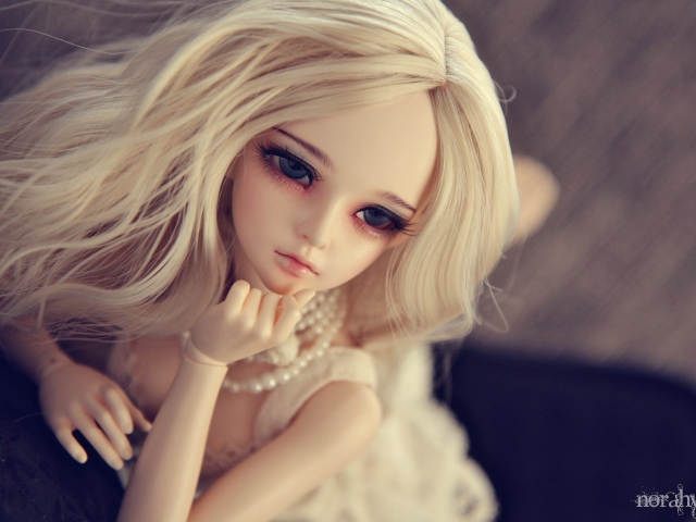 Das Gorgeous Blonde Doll Wallpaper 640x480