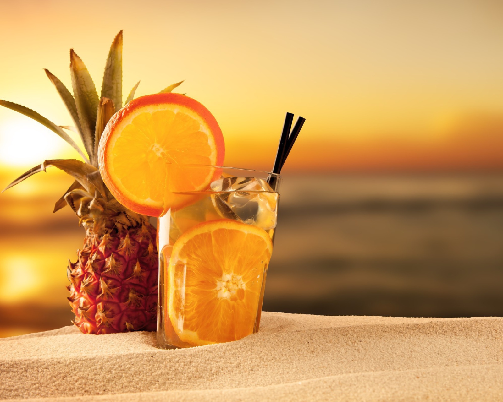 Cocktail with Pineapple Juice wallpaper 1600x1280