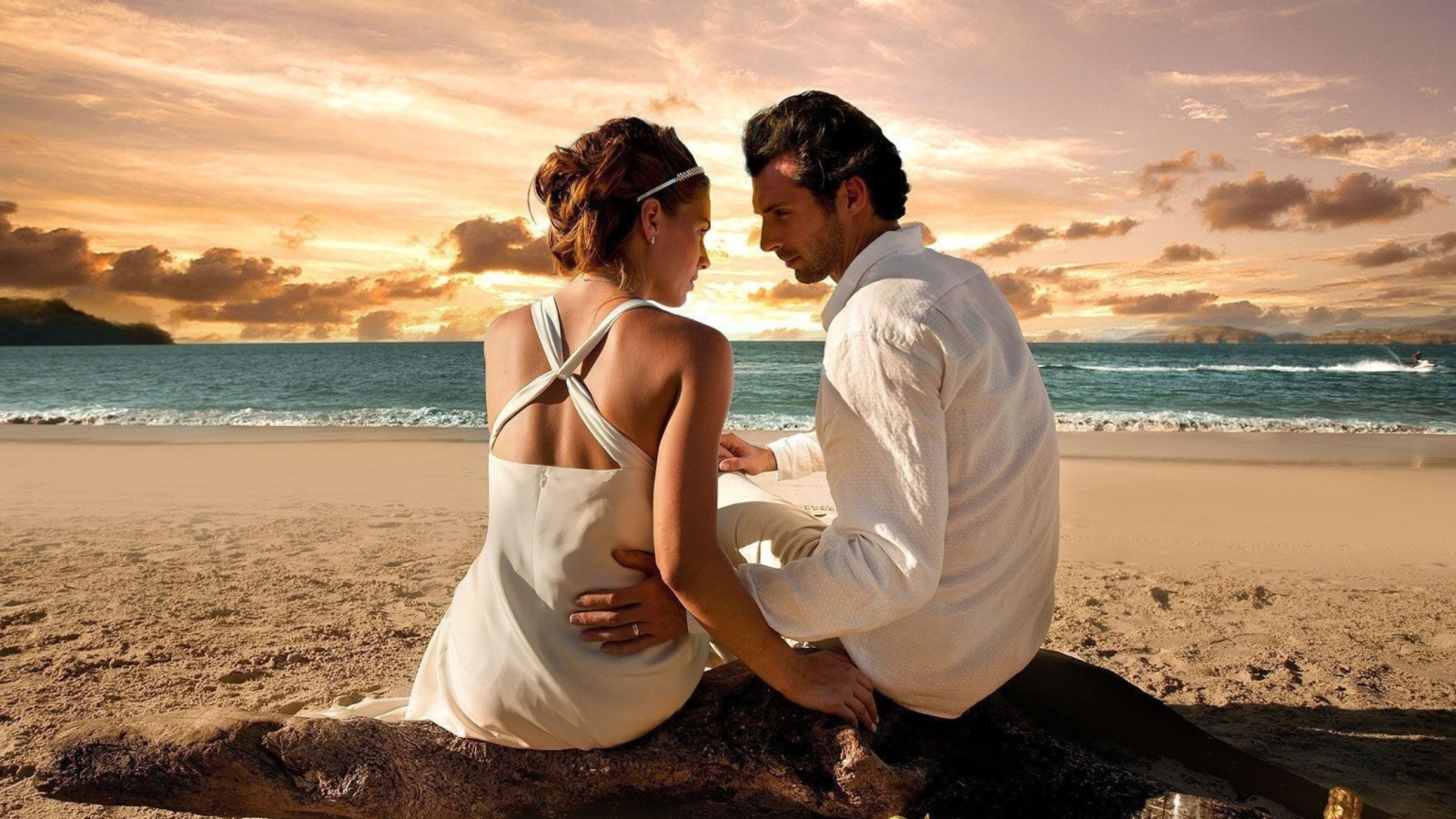 Sfondi Couple On The Beach 1600x900