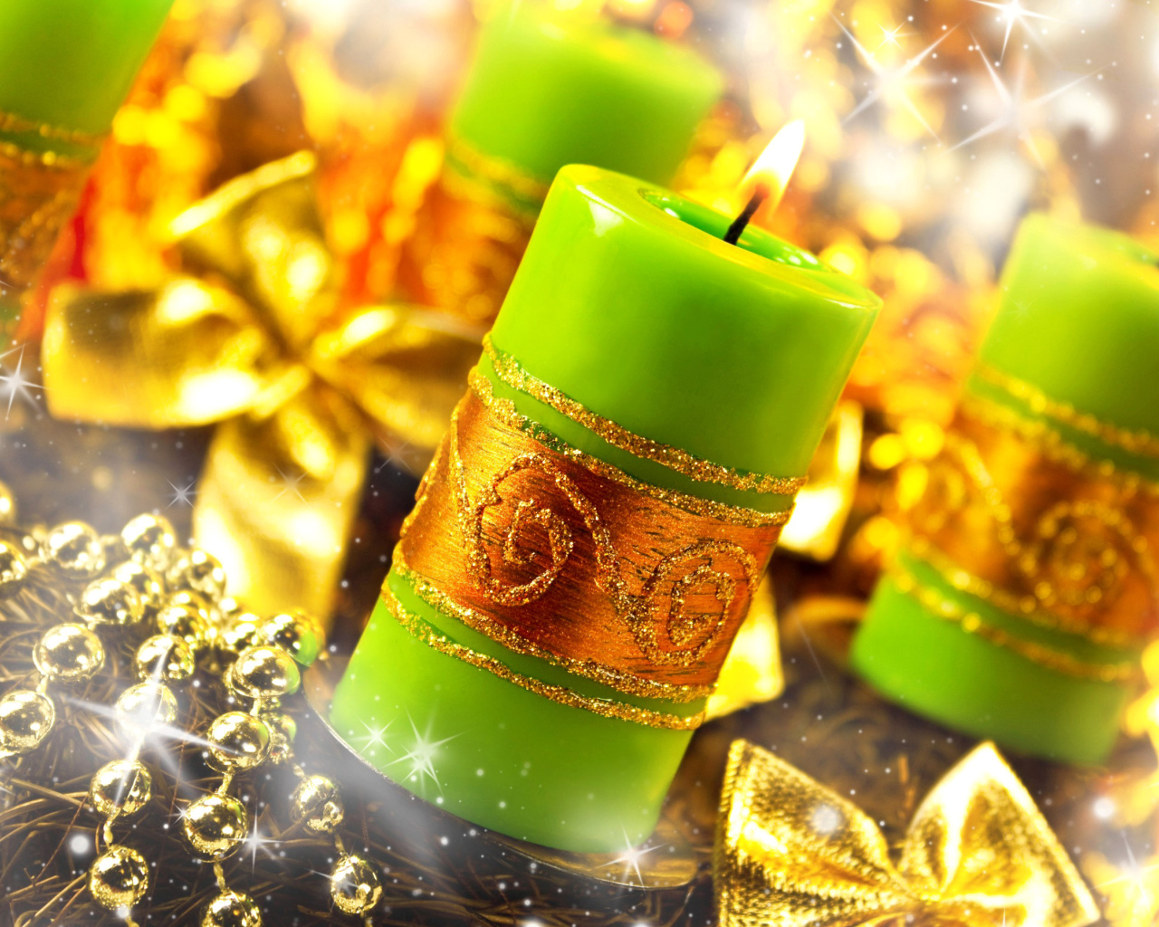 Christmas Candles & Accessories wallpaper 1280x1024