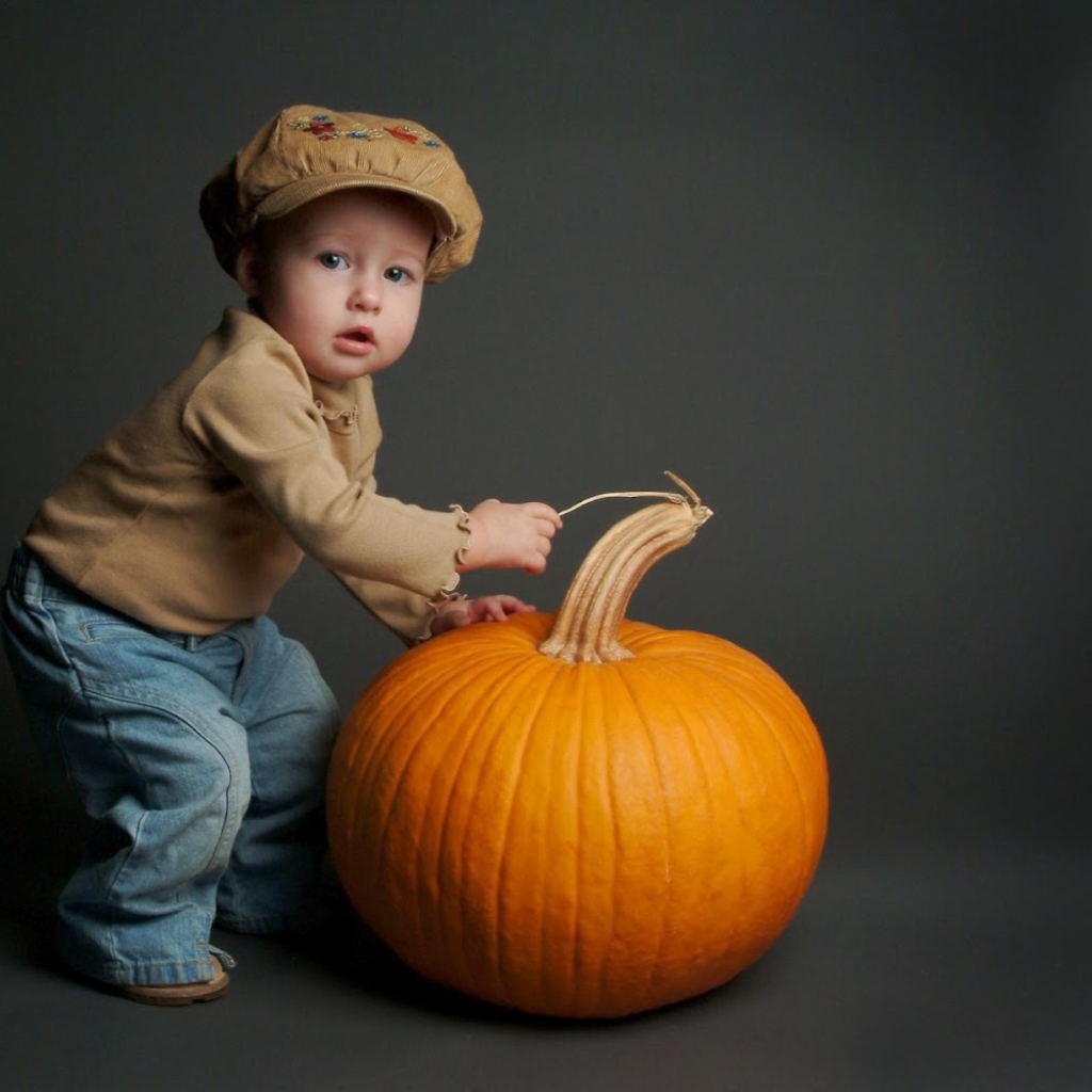 Fondo de pantalla Cute Baby With Pumpkin 1024x1024