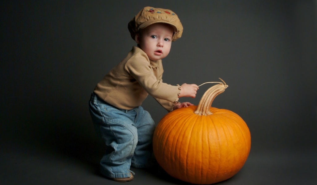 Cute Baby With Pumpkin wallpaper 1024x600