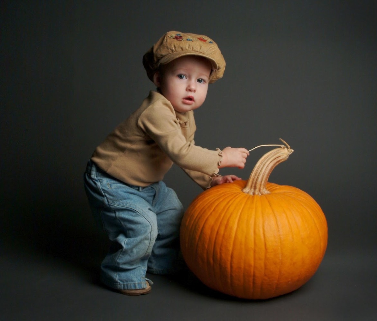 Fondo de pantalla Cute Baby With Pumpkin 1200x1024