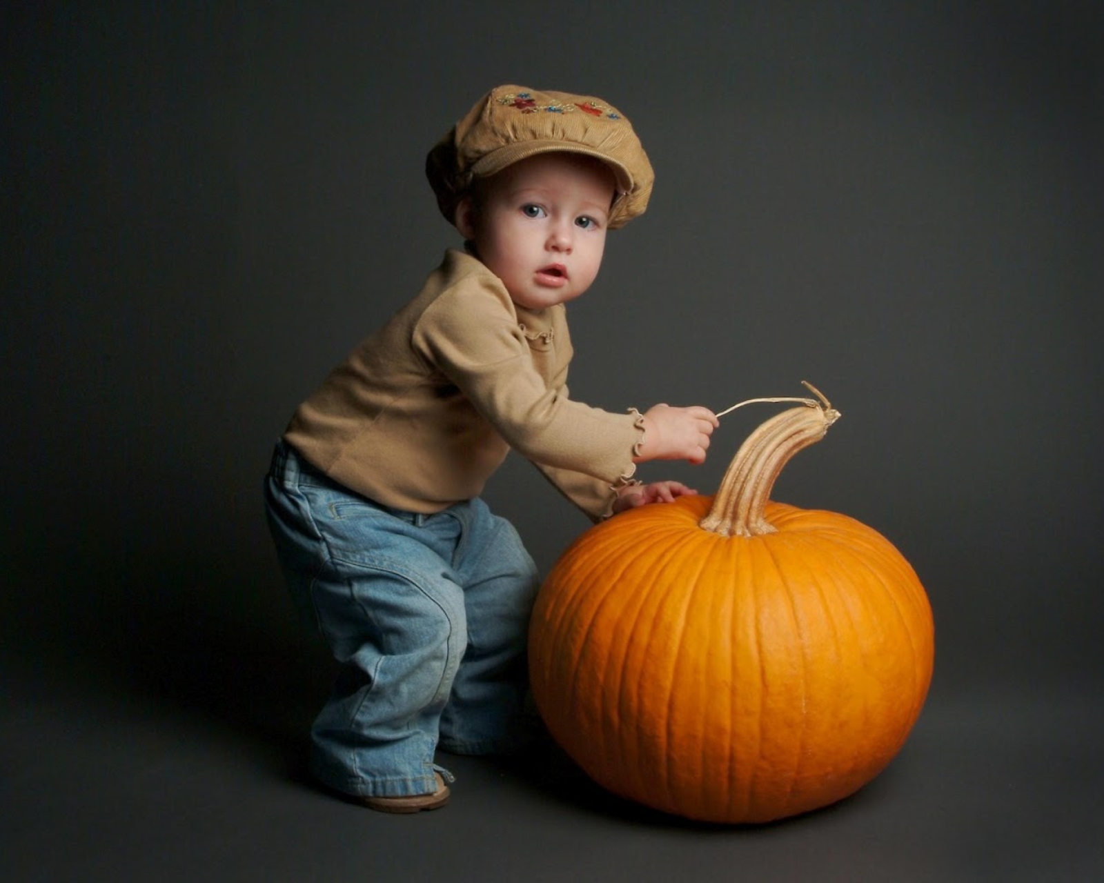 Обои Cute Baby With Pumpkin 1600x1280