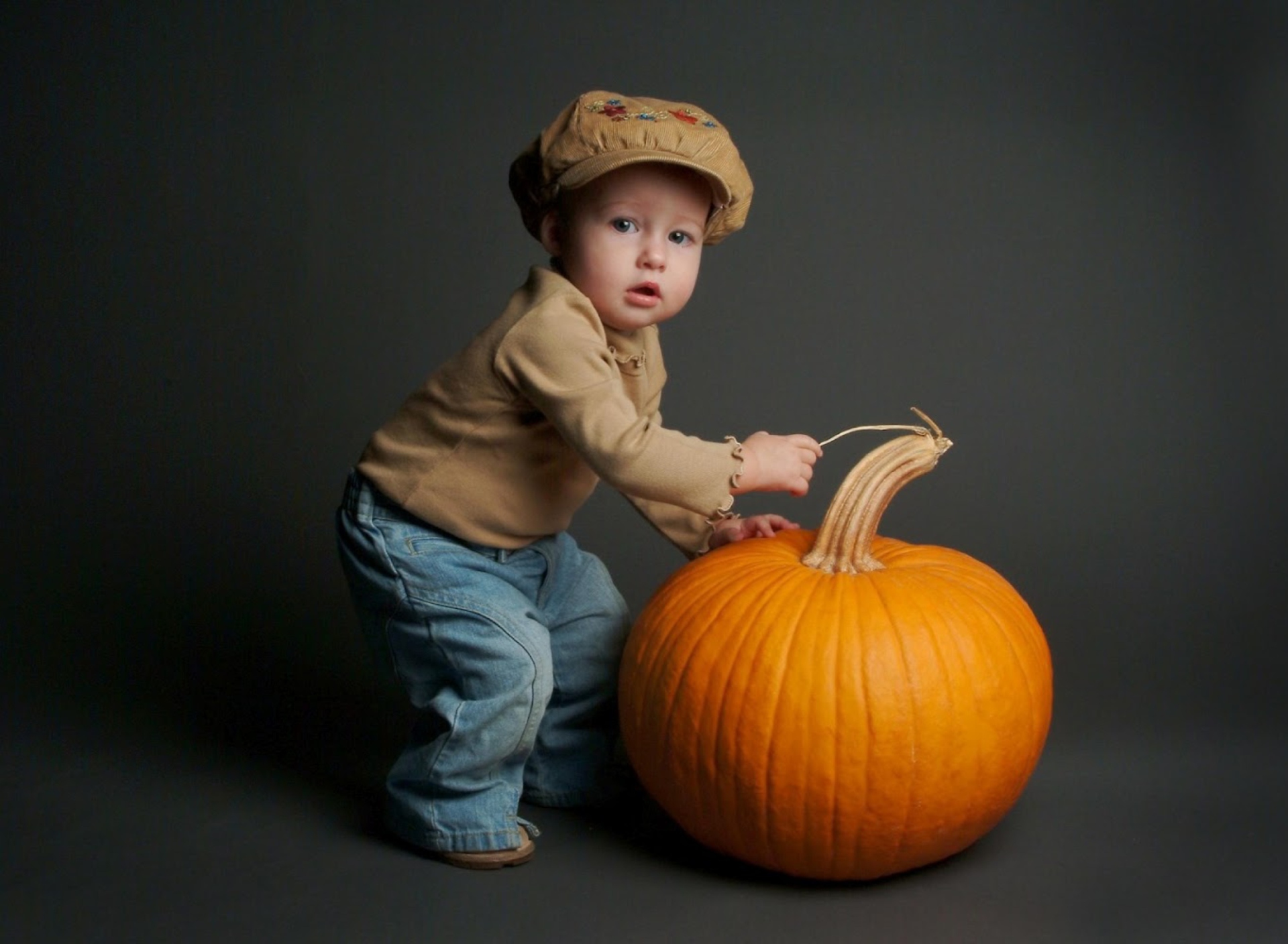 Обои Cute Baby With Pumpkin 1920x1408