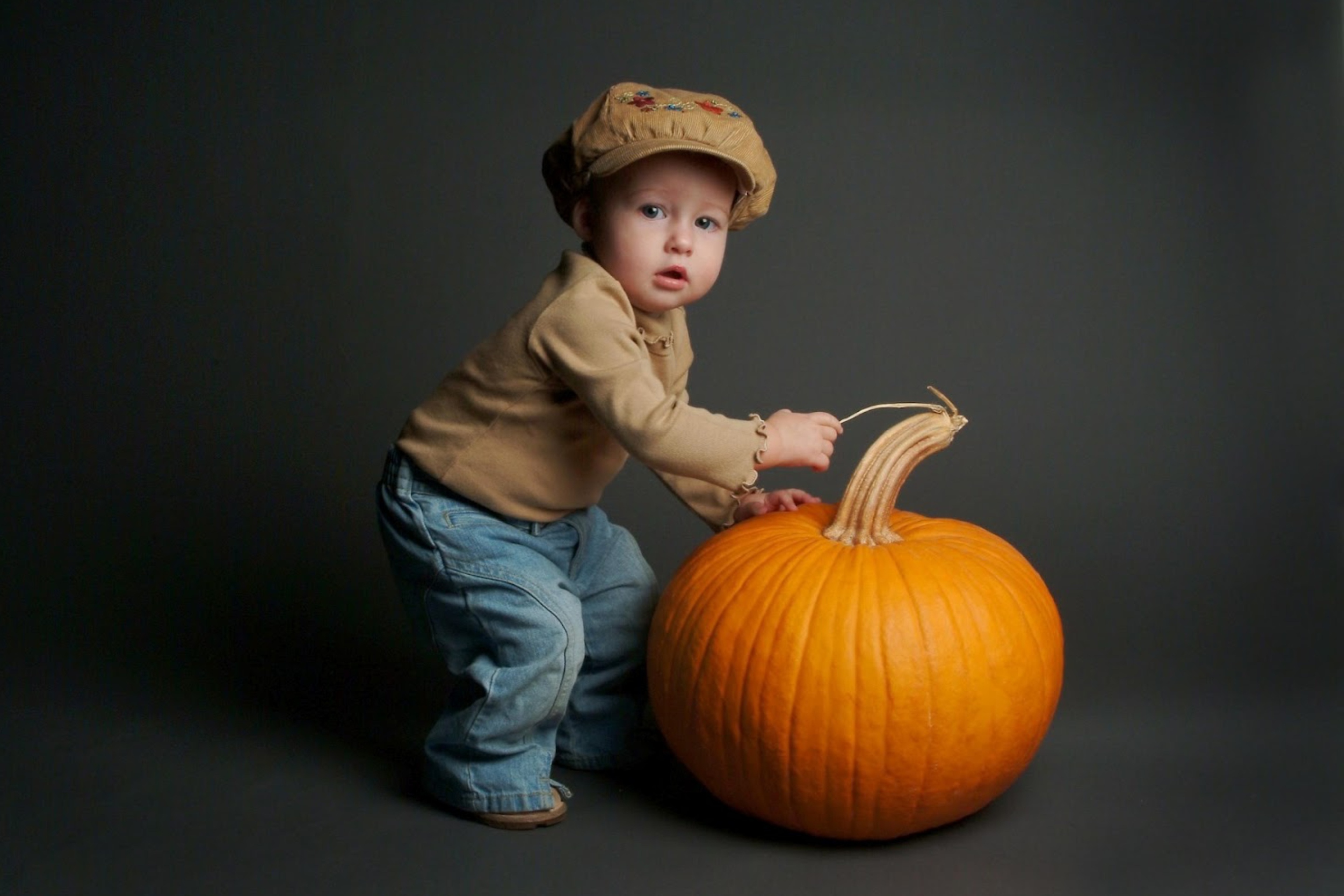 Das Cute Baby With Pumpkin Wallpaper 2880x1920