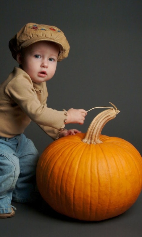 Обои Cute Baby With Pumpkin 480x800
