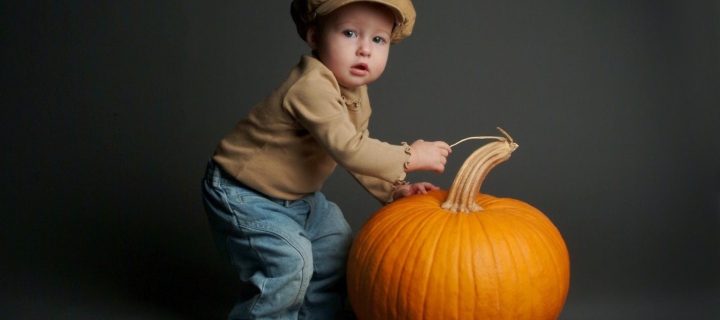 Screenshot №1 pro téma Cute Baby With Pumpkin 720x320