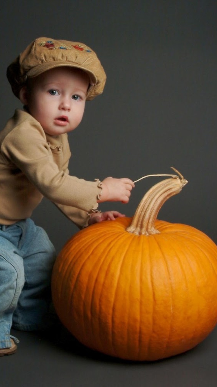 Das Cute Baby With Pumpkin Wallpaper 750x1334