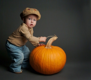 Kostenloses Cute Baby With Pumpkin Wallpaper für 1024x1024