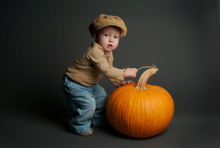 Обои Cute Baby With Pumpkin