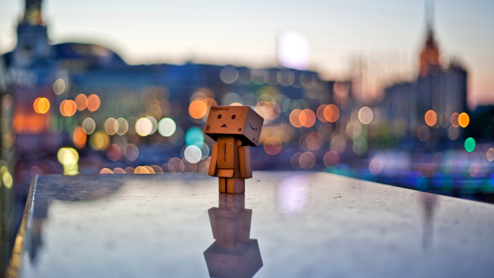 Fondo de pantalla Danbo In The City 1600x900