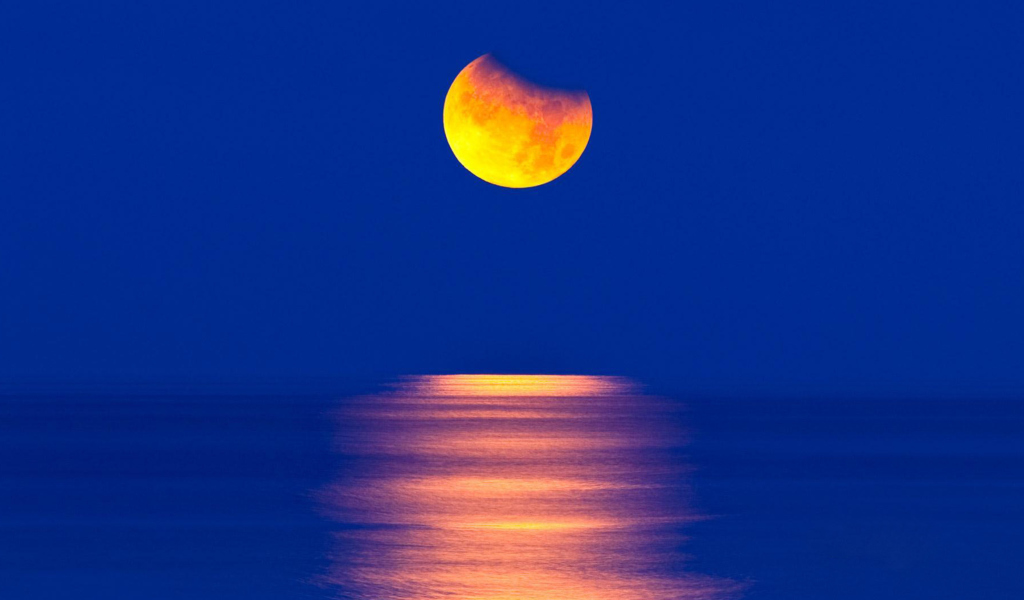 Das Orange Moon In Blue Sky Wallpaper 1024x600