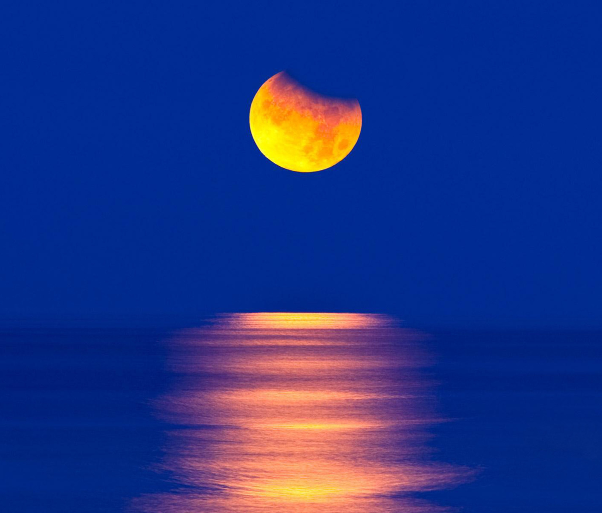 Das Orange Moon In Blue Sky Wallpaper 1200x1024