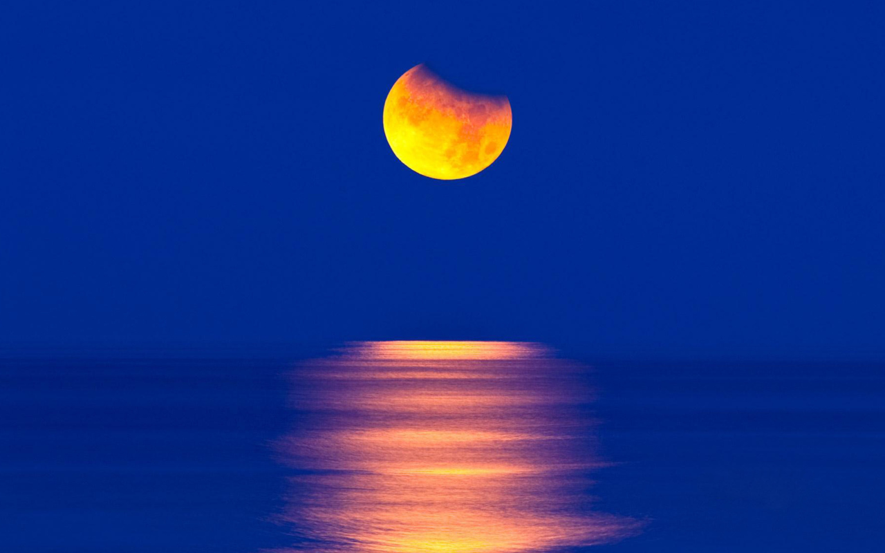 Das Orange Moon In Blue Sky Wallpaper 1280x800