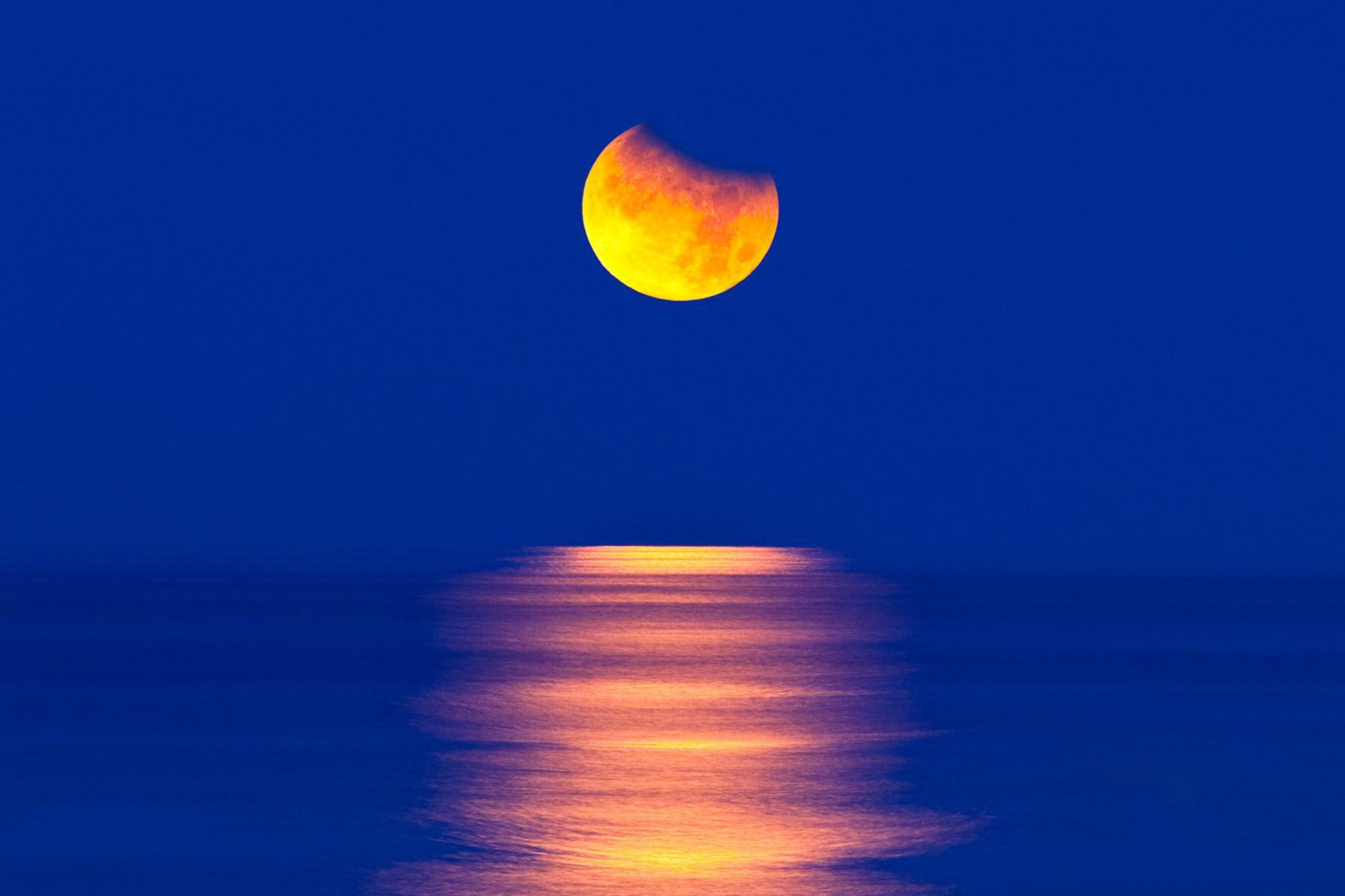 Обои Orange Moon In Blue Sky 2880x1920