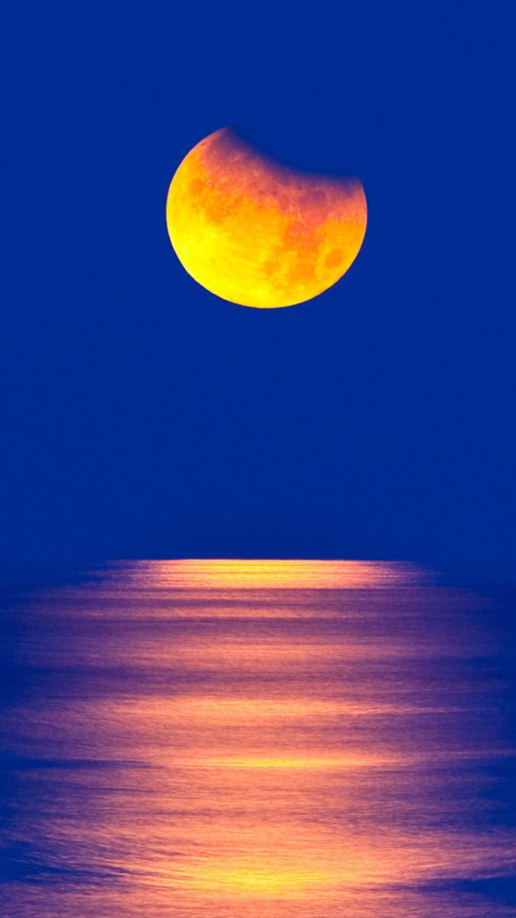 Das Orange Moon In Blue Sky Wallpaper 750x1334