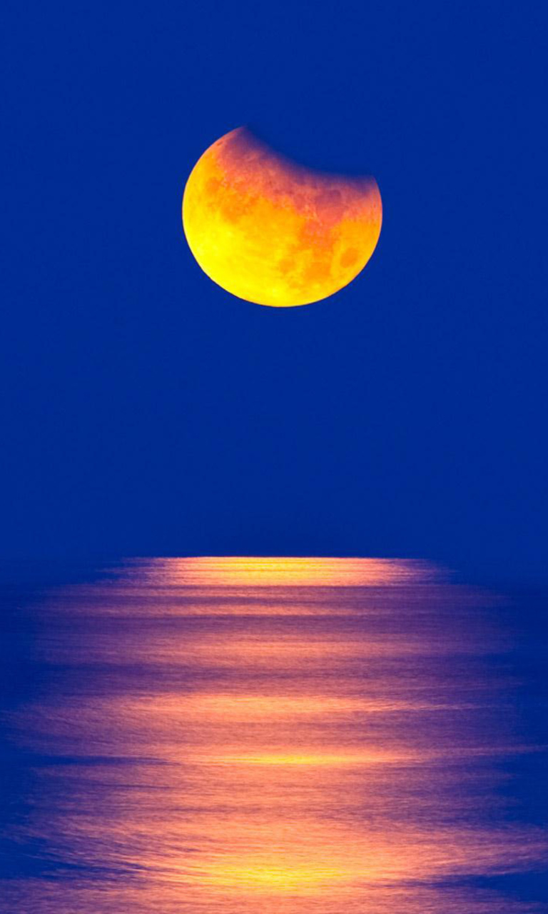 Das Orange Moon In Blue Sky Wallpaper 768x1280