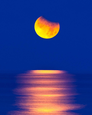 Kostenloses Orange Moon In Blue Sky Wallpaper für Nokia Asha 305