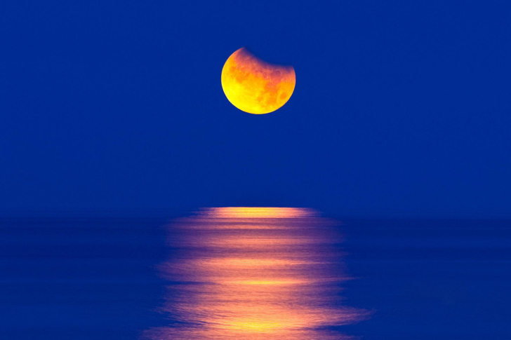 Fondo de pantalla Orange Moon In Blue Sky