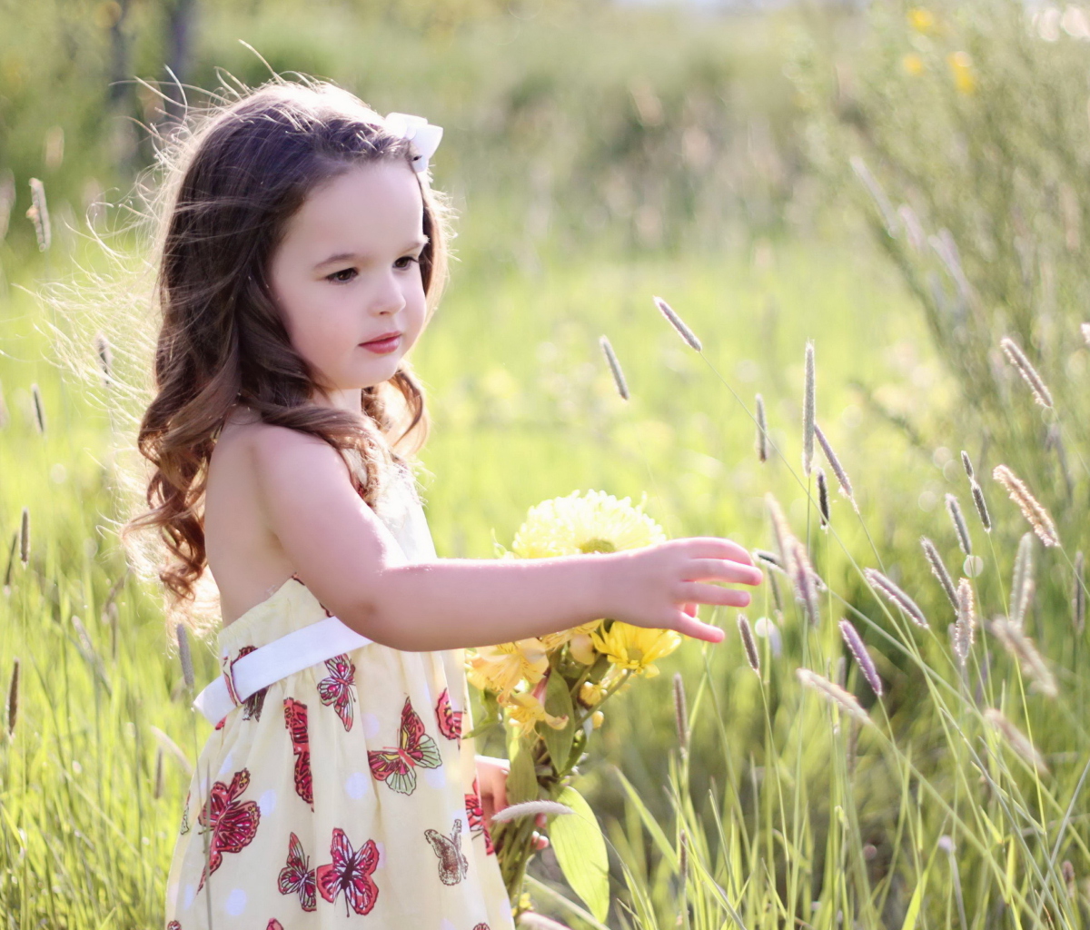 Little Girl In Field screenshot #1 1200x1024